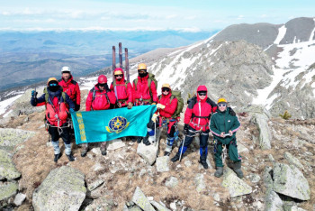 Фотография к новости: В честь Дня защитника Отечества спасатели  покорили вершину высотой 2630 метров