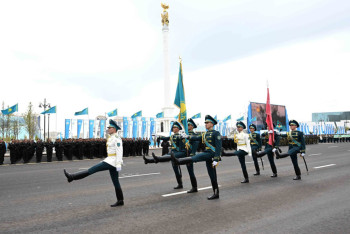 Фотография к новости: Копию водружённого Рахымжаном Кошкарбаевым на Рейхстаг Знамени Победы пронесли на параде в Астане