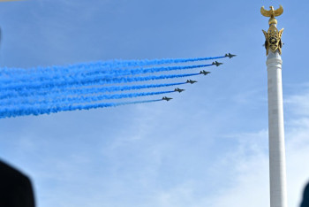 Фотография к новости: Небо над Астаной окрасилось в цвета государственного флага: зрелищное завершение парада