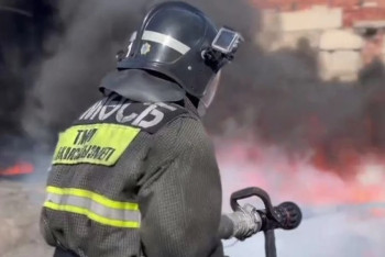 Фотография к новости: Спасатель сорвался с высоты при тушении пожара в Усть-Каменогорске