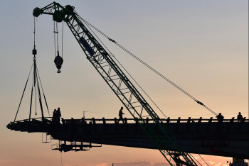 Фотография к новости: Проекты простаивают — миллиарды уходят: сенатор требует реформу строительных процедур