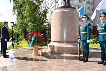 Фотография к новости: Олжас Бектенов возложил цветы к памятнику Талгату Бегельдинову