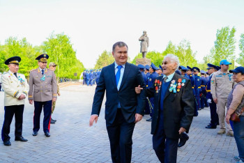 Фотография к новости: Цветы к памятнику Ивану Панфилову возложил аким Астаны