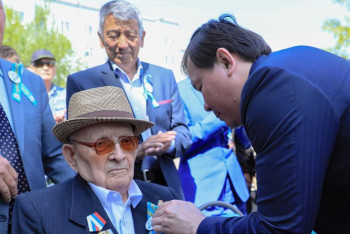 Фотография к новости: 80 лет Победе: единственного оставшегося в живых фронтовика поздравили в Хромтау