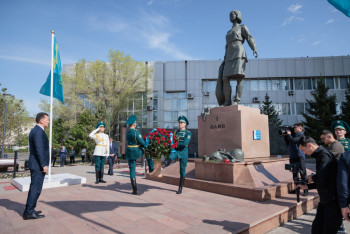 Фотография к новости: Подвиг, вдохновляющий поколения: Ерлан Карин почтил память Алии Молдагуловой