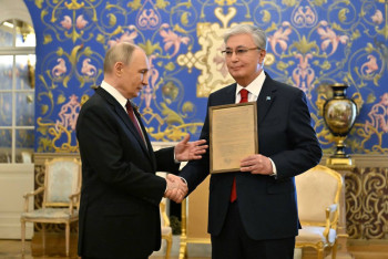 Фотография к новости: Путин передал Токаеву наградной лист отца Президента Казахстана