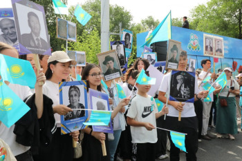 Фотография к новости: Как 80-летие Победы отмечают в Алматы: патриотическая акция собрала десятки тысяч горожан