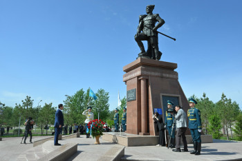 Фотография к новости: Председатель Мажилиса возложил цветы к памятнику Бауыржану Момышулы