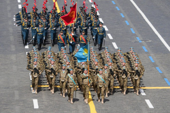 Фотография к новости: Токаев поприветствовал казахстанских военнослужащих на Красной площади