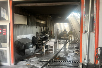 Фотография к новости: СТО с автомобилями горело в Алматы, пламя едва не охватило кафе