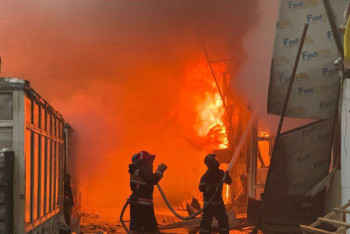 Фотография к новости: Крупный пожар на рынке ликвидировали в Астане