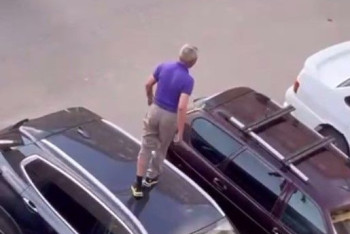 Фотография к новости: Пьяный мужчина залез на крышу чужого авто в Атырау