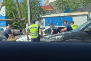 Фотография к новости: В Шымкенте полиция выбивала стекло у беглеца без прав