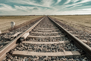 Фотография к новости: Трактор выехал на жд пути перед "Тальго" сообщением Атырау – Алматы