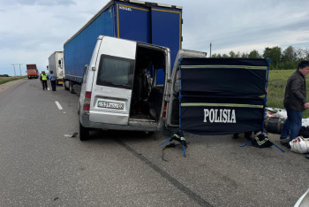 Фотография к новости: Микроавтобус с иностранцами врезался в грузовик в Костанайской области: шесть погибших, пятеро в больнице