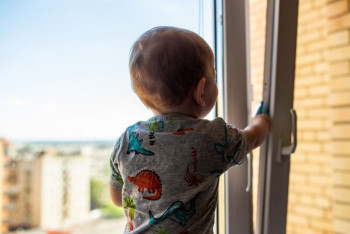 Фотография к новости: В Павлодаре двухлетний ребёнок выпал из окна: суд оправдал отца