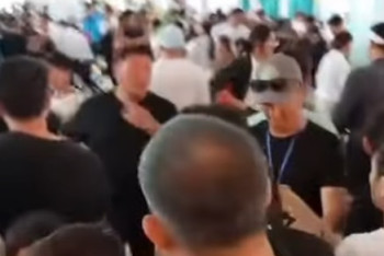 Фотография к новости: Не акция, а анархия: толпа в ТРЦ "Aпорт" вызвала споры и стыд в соцсетях