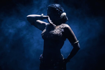 Фотография к новости: Танец над зеркалом степи: индийская артистка показала Казахстан миру