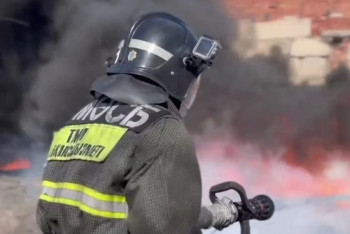 Фотография к новости: Огнеборцы вынесли мать и малыша через густой дым в Астане