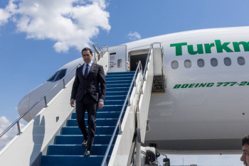 Фотография к новости: Президент Туркменистана прилетел в Астану