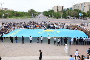 Фотография к новости: В Караганде тысячи жителей исполнили гимн в День государственных символов