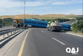 Фотография к новости: Авария с тяжеловесом нарушила движение на юге Казахстана