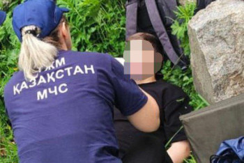 Фотография к новости: Подросток на мотоцикле сорвался в 10-метровый кювет в Алматы