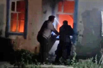 Фотография к новости: Военнослужащий спас женщину из огня в Семее по дороге в магазин