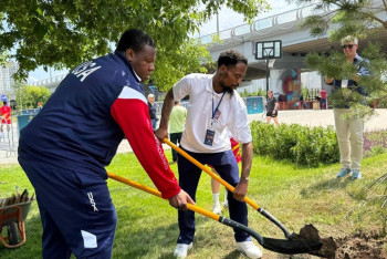 Фотография к новости: Спортсмены чемпионата мира по баскетболу посадили деревья в Астане