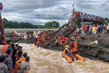 Фотография к новости: Мост с туристами рухнул в Индии: десятки пострадали, есть погибшие