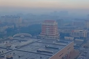 Фотография к новости: Синий дым и запах с АНПЗ: утро в Атырау началось с удушающего смога