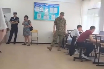 Фотография к новости: В Костанае студентов увезли в военкомат сразу после экзамена