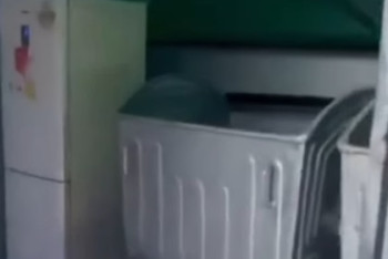 Фотография к новости: "Еда не мусор": в Атырау возле урны установили холодильник с бесплатной едой