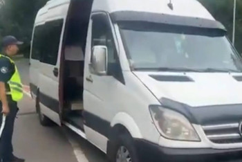 Фотография к новости: В Алматы пьяный водитель вёз детей в лагерь