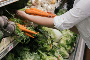 Фотография к новости: Сезонный разворот: в Казахстане начали дешеветь базовые продукты