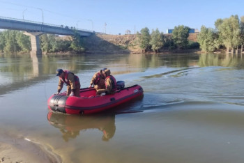 Фотография к новости: Двое мужчин бросились спасать утонувшего подростка в ВКО, никто из них не выжил
