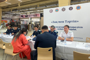 Фотография к новости: Без кабинетов и очередей: прокуроры приняли граждан на рынке в Астане