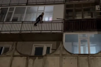 Фотография к новости: Полицейский спас ребёнка, перебравшись по карнизу в Семее