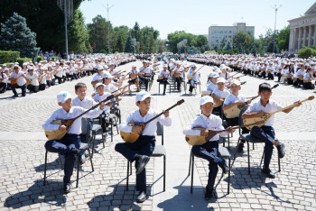 Фотография к новости: Более 5 тысяч домбристов объединились в Талдыкоргане ради рекорда