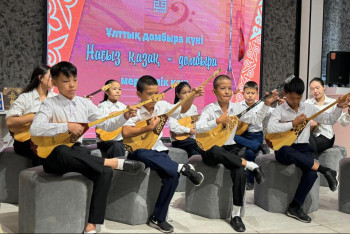 Фотография к новости: Музыкальное наслаждение: школьники Шымкента организовали праздничный вечер