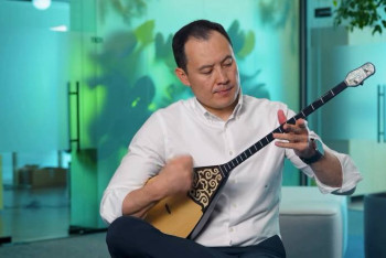 Фотография к новости: Домбра – душа казаха: государственные деятели запустили необычный челлендж