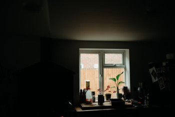 Фотография к новости: Жуткие кадры: в Шымкенте ребёнок выпал из окна и скончался