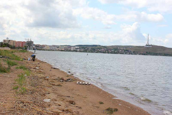 Фотография к новости: Акмолинец устроил непристойное шоу на берегу озера