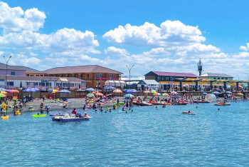 Фотография к новости: Балхаш вместо Турции? В Сети спорят, по карману ли казахстанские курорты простым людям