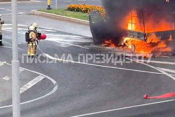 Фотография к новости: "Пустые приехали": трое пожарных смотрели на полыхающее авто в Алматы