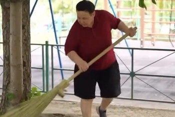 Фотография к новости: "Так страна её ценит?": легенда самбо Айсара Керимбекова вынуждена работать дворником