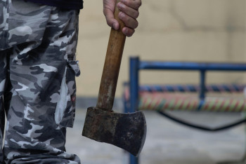 Фотография к новости: Житель Тараза с топором напал на водителя автобуса и полицейского