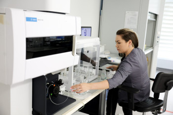 Фотография к новости: Невидимая угроза: как в Астане выявляют опасные токсины в воде и продуктах