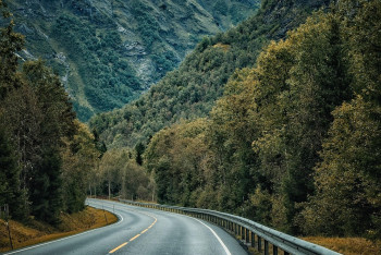 Фотография к новости: На пике Букреева в горах Алматы эвакуировали ребёнка