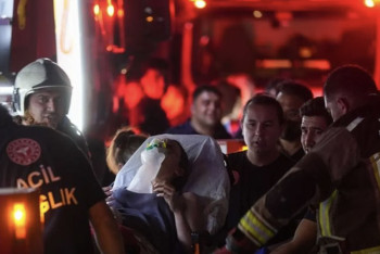 Фотография к новости: Пожар в столице Турции: люди спасались через балконы, погибли три человека